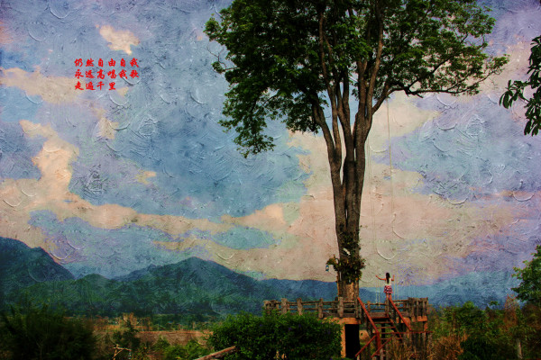 曼谷天使之城 5月1日下午从武汉飞曼谷,航程3个多小时。 我从机窗望出去,无垠且宁谧的云海,洁净似雪,不悲不喜地存在着。好想跳进云海打几个滚,湮没在无边的柔软里,美美地睡一个饱觉。 当窗外残阳如血映得双颊通红,地面横七竖八的灯火渐明璀璨如散落一地的弹珠,伴着强烈甚至有点儿撕心裂肺的鼓膜疼痛,我们安全降落在天使之城,准备当几天振翅欲飞的天使。 一出机舱,一股热浪扑得我差点儿一个趔趄,还不习惯脱下因为御寒穿着的牛仔外套,就合着人潮,涌向海关办理出关手续。海关典型的泰国帅哥温柔一笑回应我蹩脚的Thank y