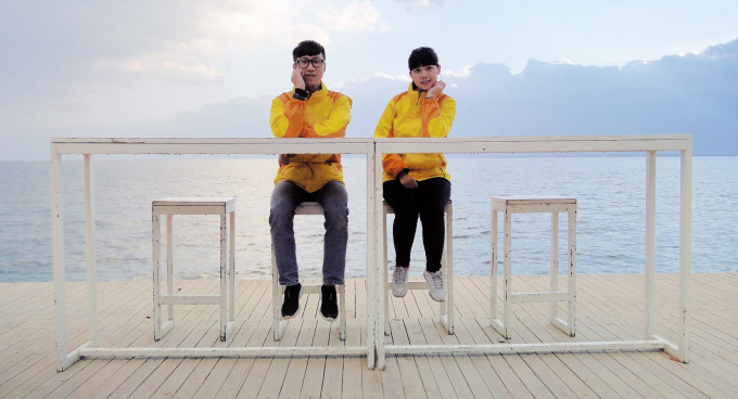 还是那句,好冷啊!这边比雪更多的是冰,都冷到结冰了。只有一家旅馆,一家小卖部,一家饭店,还是同一个老板的,藏族人好有钱啊。 第一天去了看仙乃日神山 第二天去了看牛奶海,上山顶的山路都结冰了,我们都没有上去呢。那些探险的人,都是把冰撬开,身体贴着山路往上爬的,真的太危险了,我们没有爬上去,虽然嘛,好可惜,只差那15分钟就到了,但是,有这样的经历,就足够了,真的,有时候,遗憾也是一种美,再说了,10月份的时候再来,看五彩的亚丁,等我们喔! 关于亚丁,感受最深应该是逗逗了,接下来由逗逗发表一下感受了;salut
