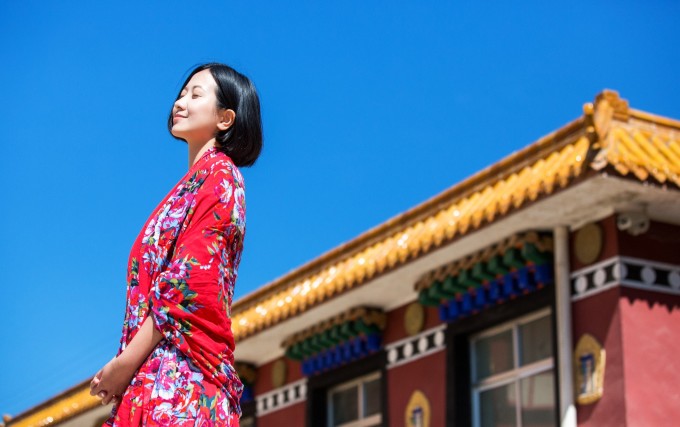 这次旅行的目的地是甘南的卓尼,对甘南的印象实话是只停留在拉卜楞寺、若尔盖草原与郎木寺,之前并没有听过卓尼这个名字,所以对此次旅行充满了好奇与期待。 由于此次行程都是卓尼县政府安排好的,出发前并没有上网搜索了解卓尼的景点,行程中的一切都充满了未知。 【卓尼】 卓尼县地处青藏高原东部,卓尼县位于甘肃省,甘南藏族自治州东南部。卓尼县东接岷县、漳县,北靠渭源、康乐、和政,南邻迭部、四川省若尔盖县,西通合作、碌曲,中部与临潭县插花环接。 1924年,美籍奥地利植物学家、人类学家约瑟夫洛克受哈佛大学阿诺德植物园之托,