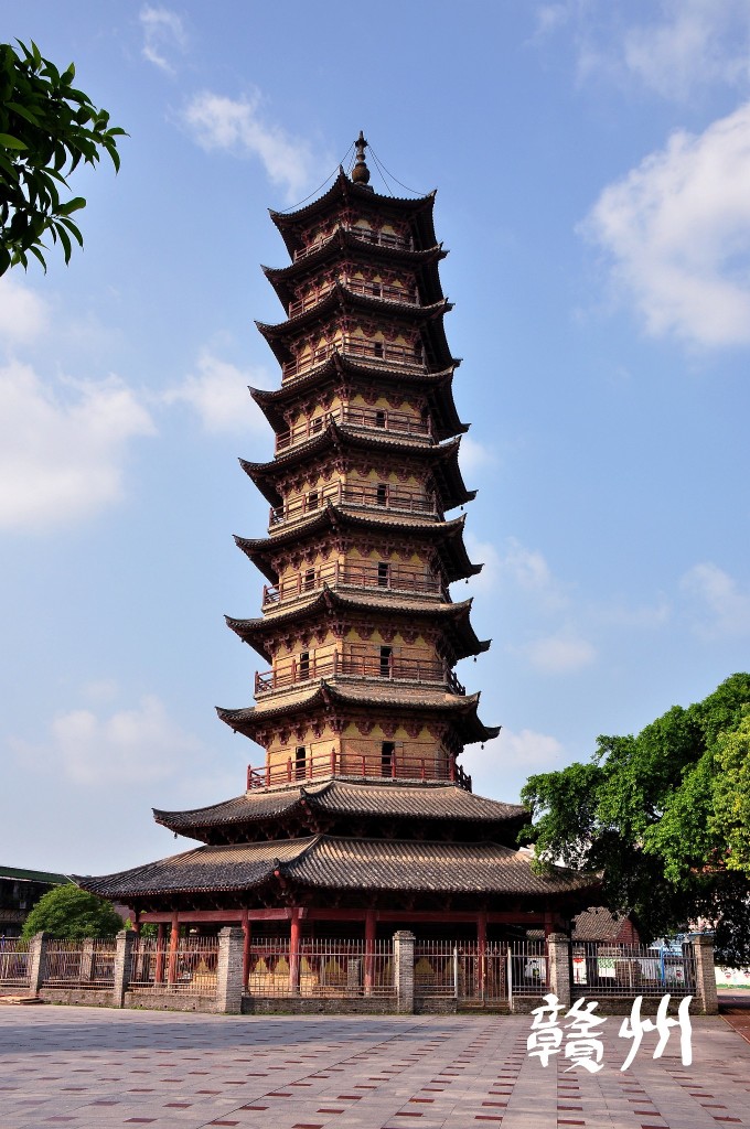 建春门浮桥学名叫惠民桥,又称东津桥、东河浮桥。始建于宋乾道年间(11631173),至今已有800多年历史。赣州市文物保护单位。位于赣州城建春门外的贡江之上。 该桥全长400米,用近百只木舟用缆绳连环而成,舟面上木板横铺作桥面。 春夏秋冬,这一古老的交通设施,构成了赣州这座历史文化名城特有的人文景观。往昔,公路不发达的赣州市,赣江水运是黄金水路,繁忙的时候,每天从贡江下到赣江的船支络绎不绝。早上9:时和下午4时,浮桥都要断开一次,让船只通过。