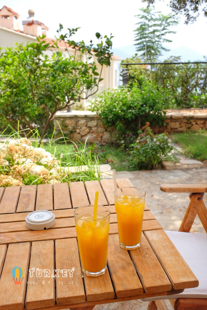 夏季在土耳其鲜榨橙汁遍地都是,榨果汁的小摊,餐馆里,都可以点上一杯