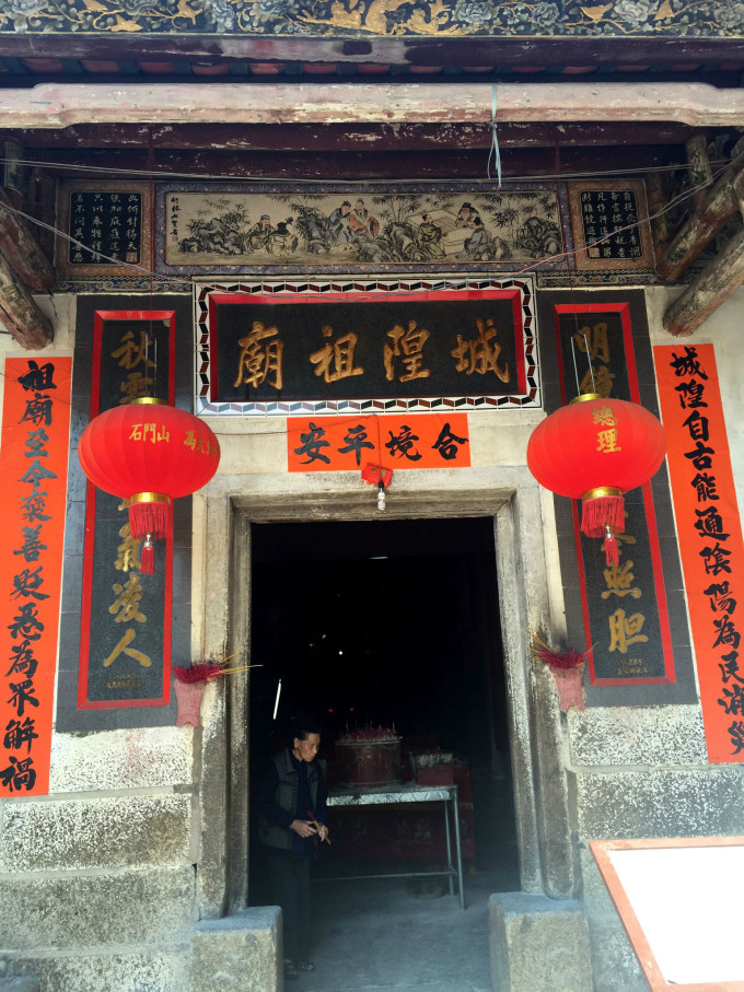 --> 范和村地处平海半岛西北端,大亚湾畔,背靠莲花山脉狮头岭,距惠东县城25公里处;村中罗冈围古围屋、清代古戏台、圣旨牌匾等保存完好的文物古迹,展示出深厚的人文底蕴获评广东十大最美古村落。 走进范和村,整洁的村容,古朴的古围屋,宁静的范和港,让人沉醉于悠长古风之中。围屋是范和古村落的主体形态建筑,其中要数罗冈围、吉塘围最为著名,它们是范和村最具有历史、文物价值的古建筑遗产。高周兴介绍说,这些围屋通常有一个主要的出入通道,以城堡式来营造族群居室的布局,放眼全国都很少见,具有非常高的研究和开发价值。另