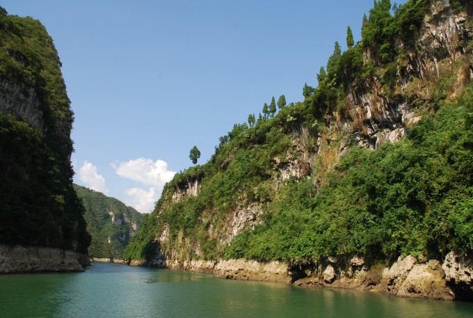 在进入湖南后,就已经感受到了不一样的风景,尤其是进了贵州山区,在群山中穿梭,沿途可以看到许多有少数民族特色的建筑,那些建筑依山而建,清晨的薄雾将其围绕,午时的阳光透过树丛照射在屋顶,晚霞又让其透出稍许的神秘。高速公路上疾驶的车辆丝毫没有打破它的宁静,反而影响着驾驶者的心情,没有了急躁。 西江千户苗寨是旅行的首个目的地,它是一个建在山里的一个苗族聚居村寨,应该说是数个依山而建的自然村寨相连成片的大村寨。苗寨里都是极具特色的吊脚楼,相当的有苗族风情,这也是我们探寻的第一个民族风。 经过两天的行驶,以及绕了点弯