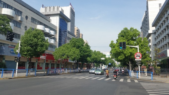 常州之行的第二日,早晨起来,心里想着,今天该出发到下一站淮安了,在搜索常州的百度地图时,看到县学街的尽头,沿着延陵西路,就是古常州历史有名的前北岸、后北岸历史文化街区,县学遗址的隔壁,那个基督教堂顶端尖尖的十字架,下面就会看到历史街区的道台府衙门,紧邻着赵翼故居,毫不犹豫,趁着上午的一两个小时,可以走走。 前北岸南通延陵西路(原东大街)。解放前,后河由此穿城出东门入运河。此处位于后河北岸,旧称北岸街。解放后后河填没,仍沿称旧名。后北岸东通县学街,因位于前北岸之后而得名。旧时此间处于白云溪沿岸,风景佳丽,明