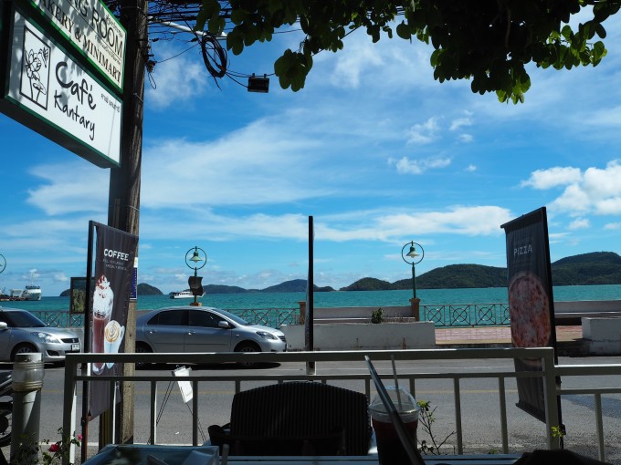 除了经典的旅游景点 , 比如 普吉神仙半岛, 巴东海滩 .普吉岛东边还有很多美丽的地方值得您去探寻。另外一个完全不亚于普吉神仙半岛的地方就是KaoKad景点, 靠近攀瓦角和水族馆。如果你自己租车来玩那就很方便啦,你可以骑车去攀瓦角附近一带坐着一边喝咖啡一边看美丽的海景.