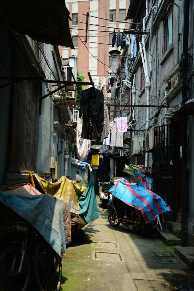 --> 上海的很多老房子随着时代的变迁,越来越少。 本篇只为记录下那些经历百年沧桑的老房子,不久之后将被拆除,从今往后,再也听不到刷马桶的声音,闻不到隔壁米饭的香气,看不到老邻居熟悉的脸庞。。。 虹口区旧城改造慢慢拉开帷幕,很多人都要搬离居住了大半辈子的老房子,改变原有的生活习惯,离开见面多过亲人的老邻居,一切都是那么不习惯,却又值得期待。
