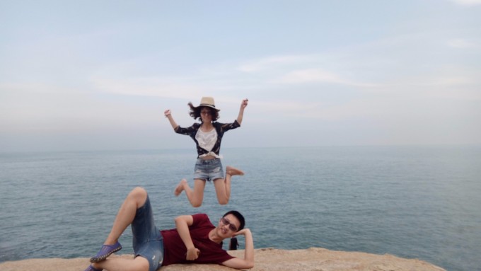 巴拉你们自行准备,我要强调的是以下几点、以下几点、以下几点(重要事说三遍): 1、自拍神器,请自行网络上购买长度不小于90cm,带有蓝牙遥控器(远程控制的那种遥控器)以及带有落地三脚架的自拍神器,切记切记切记,自拍神器大有作为真正做到不求人啦;拍摄时要注意就是蓝牙控制器由于距离远近有时稍有延迟0.
