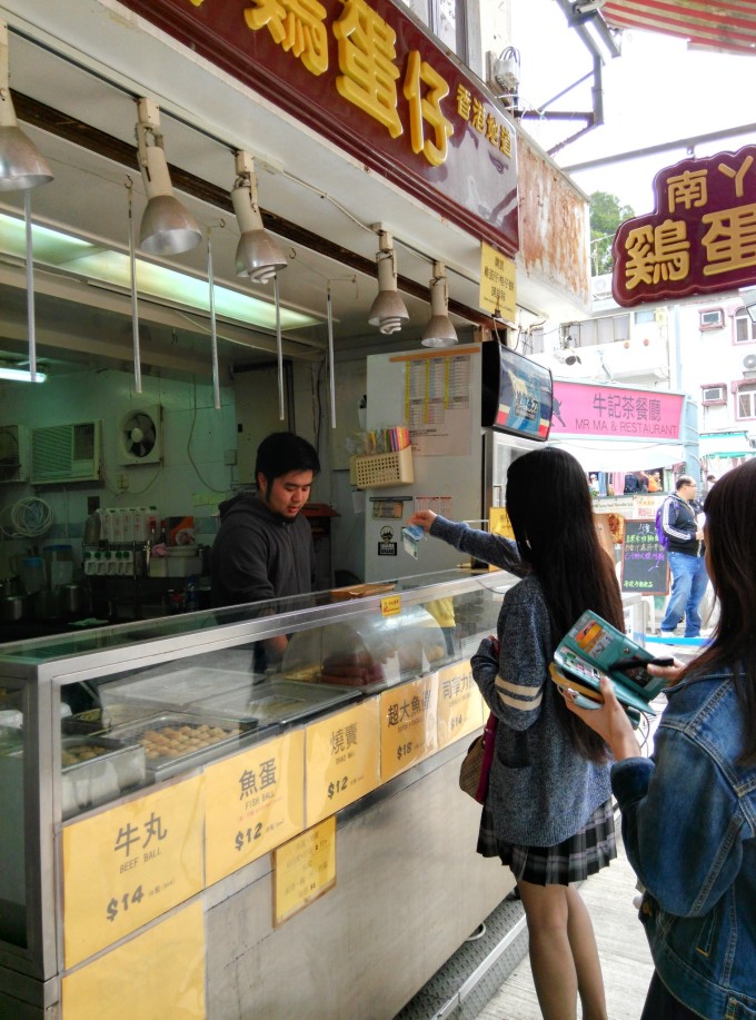 南丫岛是仅次于大屿山和香港岛的第三大岛屿,位于香港岛的南面,从中环4号码头出发,船程大约35分钟,风景优美,海水清澈,沙滩细腻,是个比较幽静的原著民聚集地,至今没有重度商业开发,保持着原生态,吸引着众多海外游人 岛屿上的渔民过着天然恬静的生活,他们靠山吃山,靠水吃水,把自己的小屋随意搭建、涂抹,开发一小块田地,种点蔬菜、水果或花草,自己制作一些传统美食或手工制品和来往的游人做点生意,讨个生活。我们从榕树湾上岸徒步,途经洪圣爷海滩和山顶观景台都休息了片刻,就这样走走停停,吃点小吃,榕树湾小吃街的鸡蛋仔特别