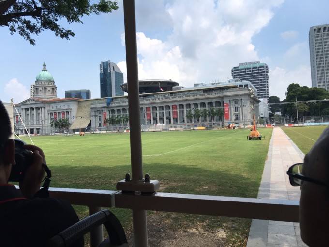 我们这次新加坡7个晚上一共住了4个酒店,算上之前一晚在天津的住宿一共五个酒店,有贵的有便宜的,体验各不相同。 出行前一天入住天津桔子酒店 - 卫国道店 桔子酒店算是有口碑的,所以即便只住一晚上,还是考虑卫生条件较好的酒店。桔子酒店在天津站旁边就有一家,不过同样的房型价格是卫国道店的2倍。我们当天到天津已经是晚上八点多没有再逛天津的打算,而且卫国道店离机场更近一些,于是选择卫国道店。从天津站打车到桔子酒店卫国道店CNY20,从酒店打车到滨海机场CNY30。 酒店的周边就真的很一般了,正赶上修路,乱糟糟的,不