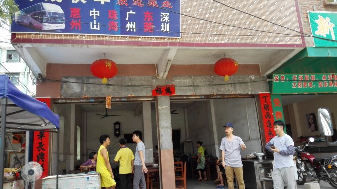 西冲有住宿的地方,有停车场、有野战玩、有骑马的有狗有猫、有租帐篷(50块),西冲是算比较大的海滩,海岸线很长,你可以在这里为所欲为,嘿嘿。 我们到时已经5点多了,玩了很久,从这边海岸走到那边海岸用了大半个小时。 我们正在找露营点。很少人,不,基本没人在露营。走到这边后,停车场那边。有一些正在玩球的人呼唤小伙伴们要走了,人更少了。 不过视线一转,就会看到一大群军绿色帐篷齐整整的排在那边,密密麻麻,大概有20多个帐篷,应该是一个公司的人组队过来的。哎,人太多反而不好上去搭讪,几个人稍微停顿了一下,面不改色的继