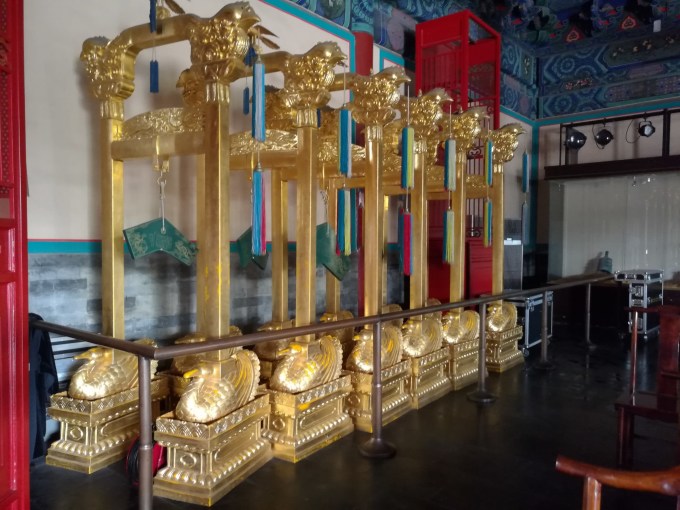 乐器采用八种不同材料制成,即"金"即金属(如编钟),"石"即玉石(如编磬)