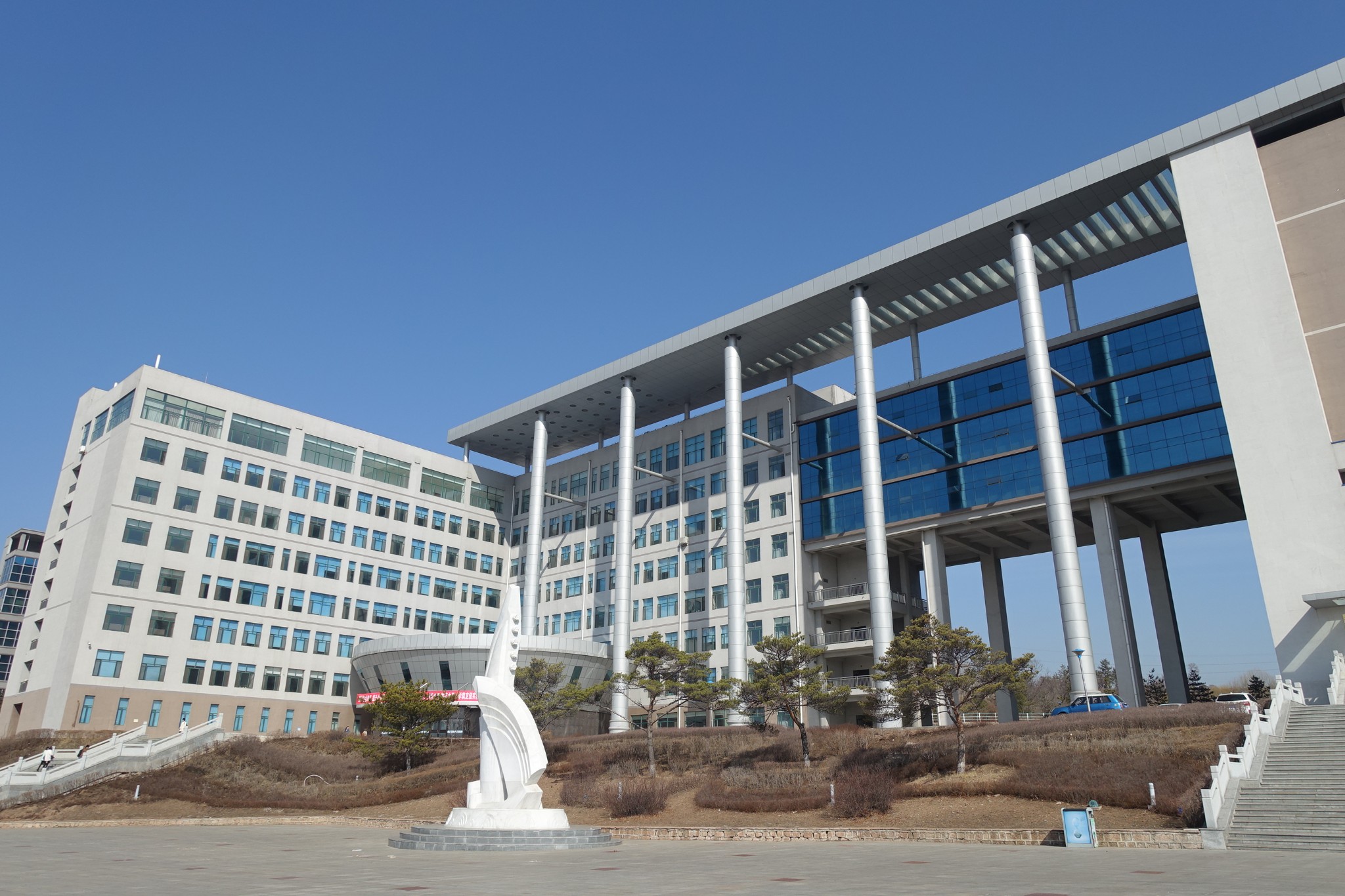 著名的服务大楼延吉冷面就在延边大学正校门正对面的大楼的一层,千万