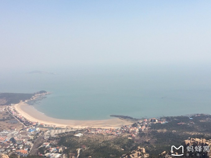 的颐和园感觉很像,夏天傍晚在这里溜达一圈简直不能更惬意。园子里还有一些展览馆,介绍一些当地名人、书画等,免费供大家参观。 参观过大明湖后,我们坐公交到芙蓉街(这里的公交真的好方便,覆盖区域广车次也多)。 芙蓉街小吃种类很多,推荐花枝丸、国足臭豆腐,我们还吃了烟雾冰淇淋,第一眼看着像棉花糖,化了以后才比较像冰淇淋。油旋虽说是当地著名小吃,但其实就是油炸的主食,味道很一般。青稞饼看着大大的一个,买了尝试了一下,挺喜欢吃的。把子肉,其实就是红烧肉,只是口感没有那么油腻。鸭血粉丝店的鸡汁灌汤包不错,推荐,馅大汁浓