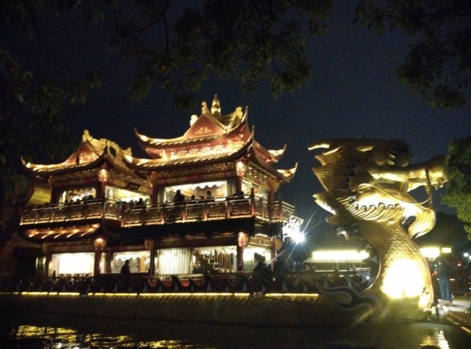 印社还有整个置高点都要去看的,可惜又是G20会议,这些地方都在修缮,没有上去(这是第二个update)继续朝苏堤走来,想看雷锋夕照,终于看到了,三潭印月只是远远的看了个影子。苏堤岳王庙附近在修路,(这是第三个update哦)搞的我们楼外楼总店也没吃成。湖滨路上就有白鹿原,外婆家等餐厅。为了赶行程我们去了吴山广场,河坊街的鼓楼没有去看,又累又饿就在白鹿原的银泰店吃了饭。大家手机里下个拿号的APP,这样到哪儿都可以提前取号了,我手机里也没装,回来就打算装一个。满满一桌子菜才170元,好意外,东坡肉比眉州东坡的