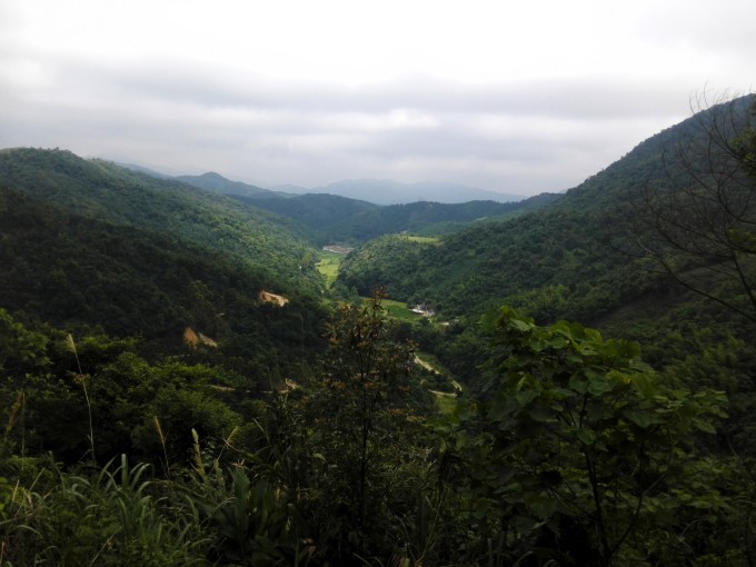 西冲有住宿的地方,有停车场、有野战玩、有骑马的有狗有猫、有租帐篷(50块),西冲是算比较大的海滩,海岸线很长,你可以在这里为所欲为,嘿嘿。 我们到时已经5点多了,玩了很久,从这边海岸走到那边海岸用了大半个小时。 我们正在找露营点。很少人,不,基本没人在露营。走到这边后,停车场那边。有一些正在玩球的人呼唤小伙伴们要走了,人更少了。 不过视线一转,就会看到一大群军绿色帐篷齐整整的排在那边,密密麻麻,大概有20多个帐篷,应该是一个公司的人组队过来的。哎,人太多反而不好上去搭讪,几个人稍微停顿了一下,面不改色的继