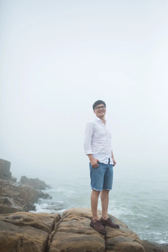 --> 顶着两个小时的睡眠时间,去拍婚纱照,很多人都会认为是件超恐怖的事情,我也是! 七点半赶到来到工作室化妆。 (我觉得这里应该要介绍一下麻雀摄影了。他们是一对小夫妻,男主人天辰是摄影师,女主人亦冉负责除摄影以外的所有工作。微博号:麻雀摄影Studio。为什么说我睡眠严重不足,精力却很充沛?就是因为拍的很开心啊!