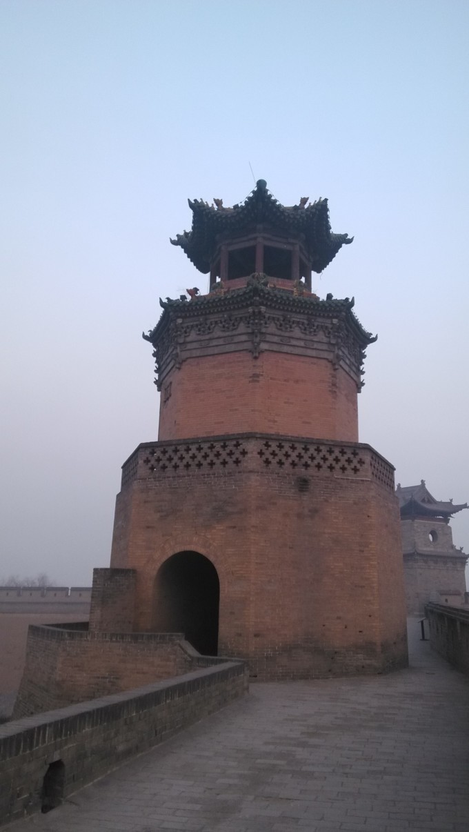 冰瀑银川:冬季,冰封雪冻,瀑布挂满冰凌,银装素裹,别有情趣,春季,黄河解冻,冰凌崩落,冰块小者如牛,大者如屋,声若山崩地裂,异常壮观。 彩虹飞渡:每逢日出时分,壶口上空便有彩虹飞架,五彩斑斓,仿佛仙桥,古人诗云:水底有神掀石浪,岸旁无雨挂长虹。 石窝宝镜 石窝宝镜:在壶口两边石岸上,分布无数个大小不一,形状各异的石窝。石窝是由河水长期冲击石岸,盘旋琢磨河床凹处而成,所以多呈圆形,由此可见自然的造化之力。民间相传,这些石窝乃当年大禹治水时留下的马蹄踪,故又称石臼仙踪。其实这些石窝水洼并非人工所凿,而是