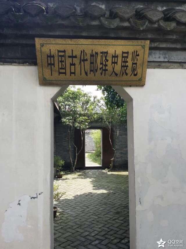高邮古文游台名闻遐迩。北宋元丰七年(1084),大文学家苏轼路过高邮,与寓贤王巩、本地先哲孙觉、秦观会集于此,把酒临风,倜傥论文,当时的广陵郡守因此题写了文游台三字,并由被推为宋画第一的著名画家李伯时(1040 ~ 1106) ,字公麟,号龙岷山人,作图刻在石上,以为淮堧(ruan)名胜之地。自宋以降,慕名而来的名人雅士不胜枚数。