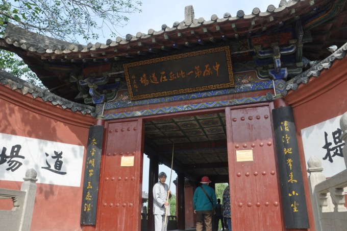 住宿: 汉庭酒店(洛阳王城公园店):由于3人行,只有洛阳王城公园店有3人间(313元 / 天)。酒店位置还是不错滴,设施卫生都可以,服务员非常热心周到,有求必应,在这里赞一下。从酒店到王城公园西门只需5分钟,到王城公园正门要10分钟,王城公园站有很多路公交车,无论到火车站还是景点都非常方便,如果不想走路,酒店出门左拐十几米有10路可坐到王城公园再换乘。 到白马寺可坐9路到底东花坛再换车,前行几步有91.