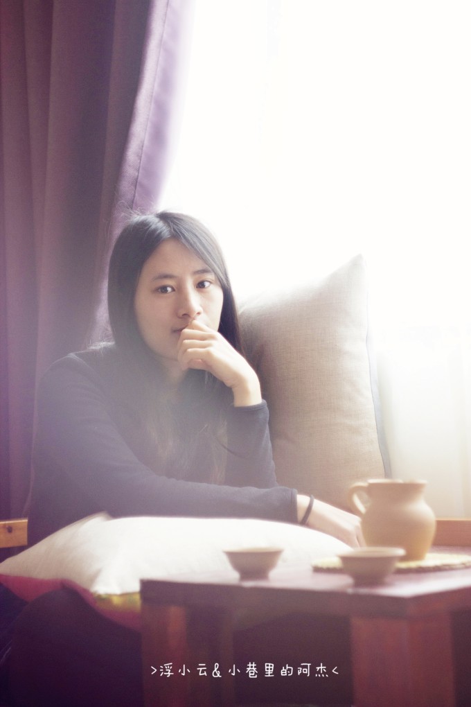 --> 打车从双廊到大理古城,大概一个多小时。 住在大理之眼附近,租了电动。 去程沿着公路,经过一片无人的油菜花,可爱的小惊喜。 回程沿着湖,岔路多,开着地图。 在一个小村庄笔直的路上,停下来玩了好久,坐落在田中央,视线最前方是山,太阳正从那落下。 我们见证了一个村庄从蓝色、紫色、淡红色、深红色到黑漆漆,可爱的大惊喜。 出糗的是,电动从50码最后只能开到15码,撑着最后一点电,安全回去。