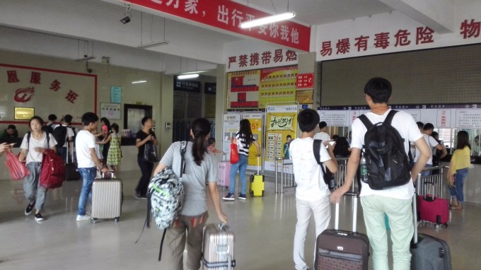中巴直接驶过景区入口,暂时还没开始收门票。街道两侧都是新修的仿古建筑,停驻的路口直走不到100米就是江边。 与凤凰古城相比,茶峒很小,许多地段正在施工建设中,游客也非常少。江边可游览区域有限,视力及脚力所及范围内,只有两座桥,一座是通向三不管岛的游廊通道式木桥,另一座是连接湖南与重庆的洪安大桥。 路口正对着翠翠岛,岛中央有一座白色的雕像,据说就是翠翠,环岛种植了几排柳树,一目了然,无甚遮挡。登岛25块,姐没有去。。。 沿河边栈道向左走会经过拉拉渡,小说中翠翠和爷爷每天借助一根绳索驾驭摆渡船来往接送两岸客人