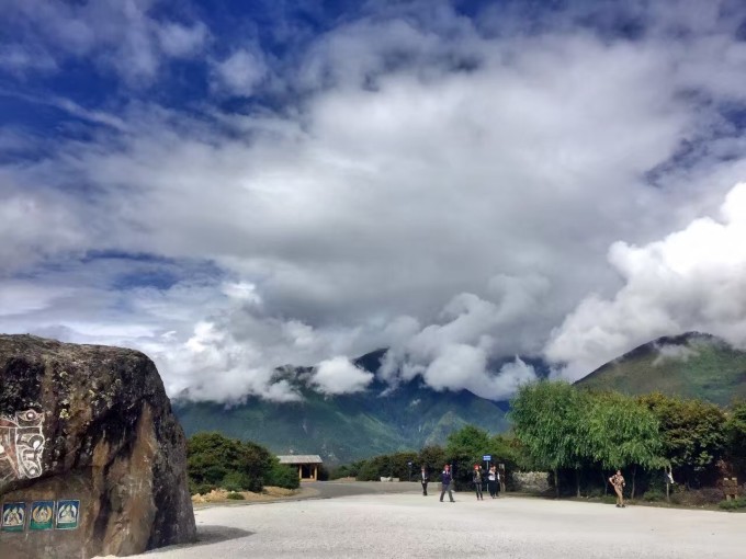 第一天到拉萨,基本上是去寺庙,由于对佛的尊重和信仰,好多地方没有拍照,去大昭寺时天气出奇的好。 拉萨,在藏语中为圣地或佛地之意,长期以来就是西藏政治、经济、文化、宗教的中心。拉萨市区海拔3670米, 每年平均日照总时数多达3005.3小时,平均每天有8小时16分钟的太阳。比在同纬度上的东部地区几乎多了一半,比四川盆地多了2倍, 故称日光城。 大昭寺,又名"祖拉康"、"觉康"(藏语意为佛殿),位于拉萨老城区中心,是一座藏传佛教寺院,始建于唐贞观二十一年(公元