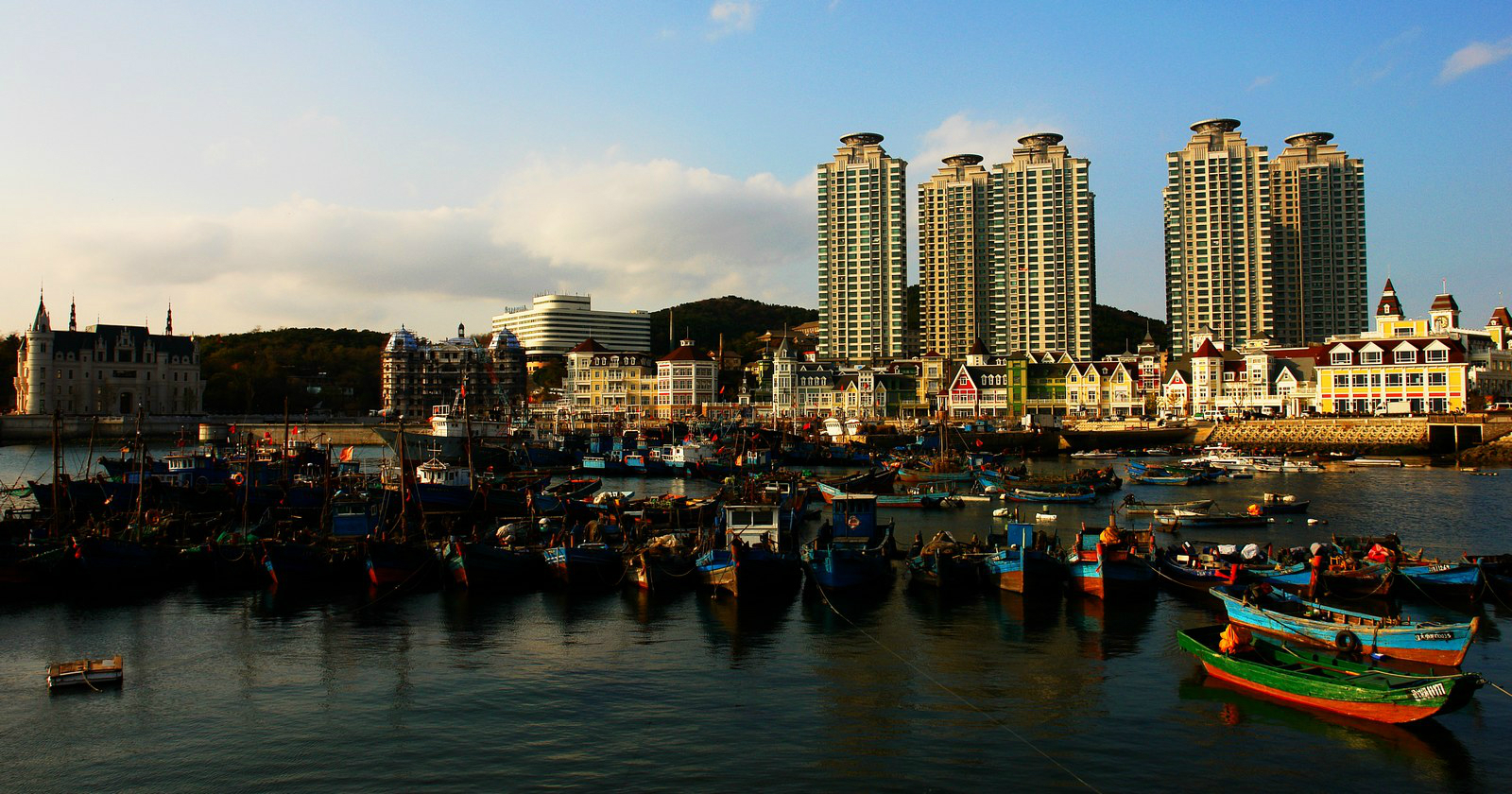 适合居住的城市排名_夜晚城市图片