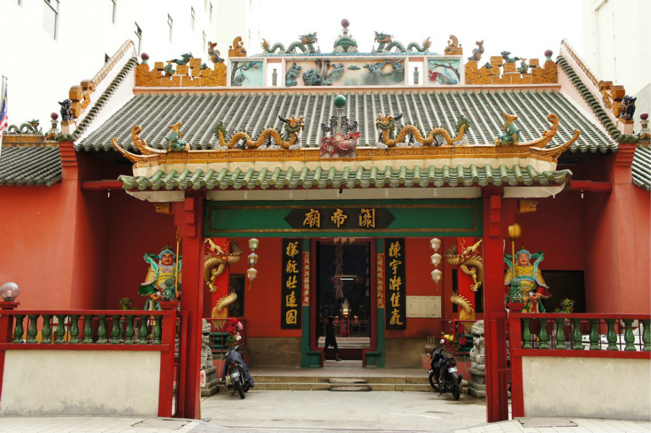 吉隆坡必游景点 生意人的惯例就是拜关帝,在吉隆坡设立的第一间庙宇就